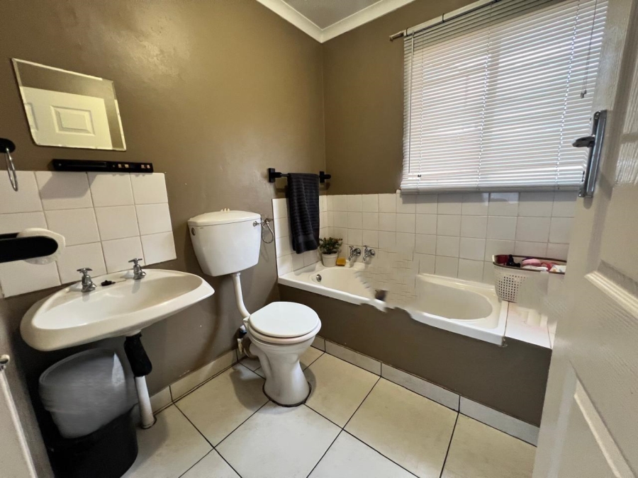 5 Bedroom Property for Sale in Blomanda Free State